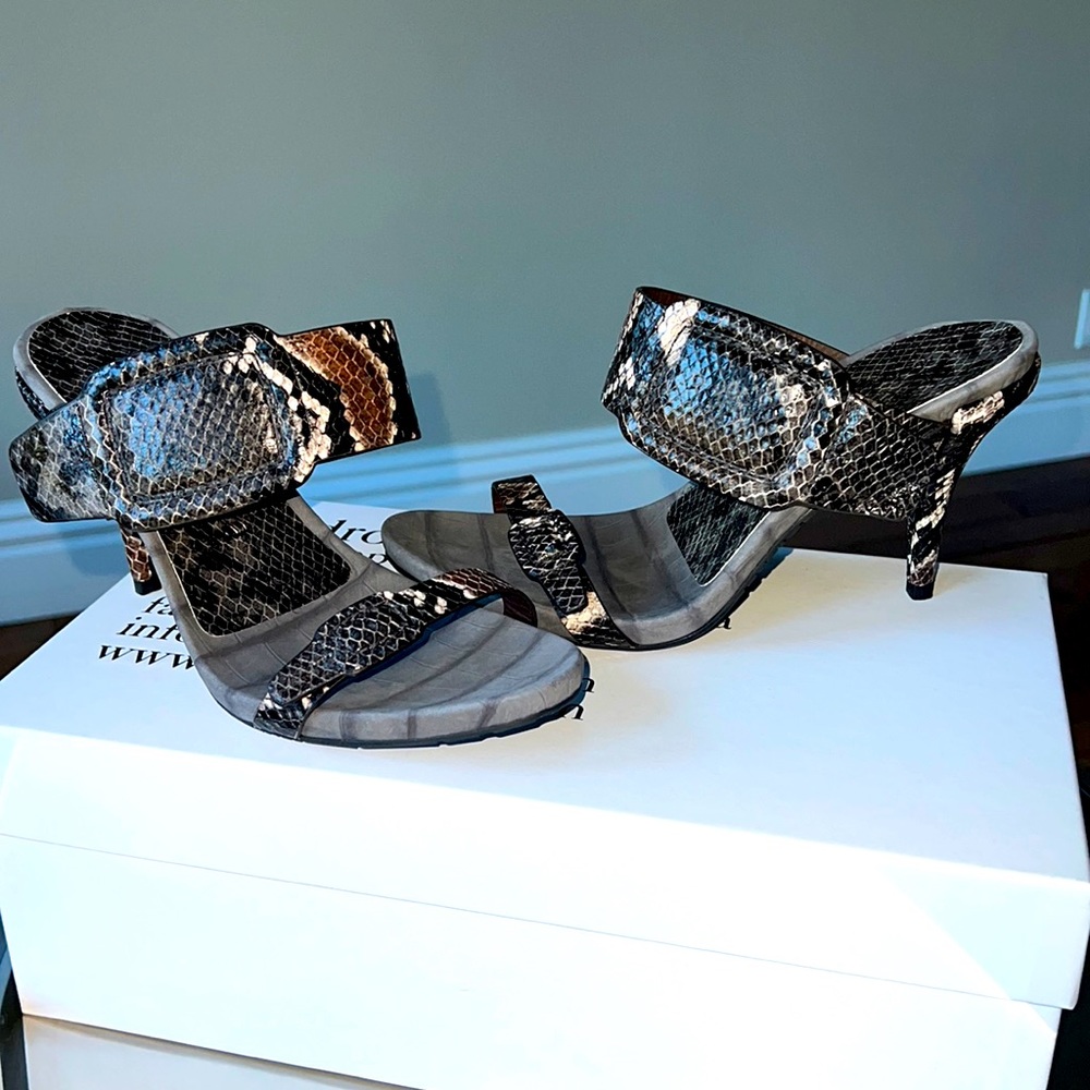 Pedro García size 39. Yanis , python color New in box